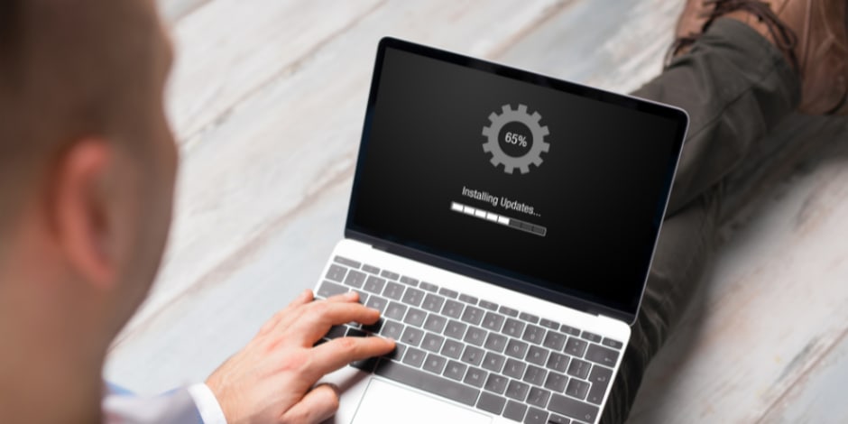 Laptop Bildschirm lädt Updates herunter im Zuge der neuen Platform Features von Awin