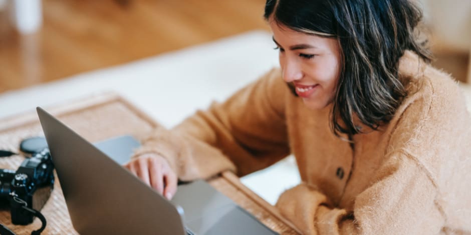 Person informiert sich über die neuen Features von Awin, um das Unternehmen zu optimieren
